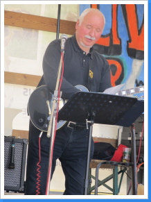 Uli beim Umblättern Uli beim Umblättern