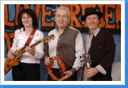 3 strahlende Gesichter 2010 vor dem neuen Bandbanner 3 strahlende Gesichter 2010 vor dem neuen Bandbanner