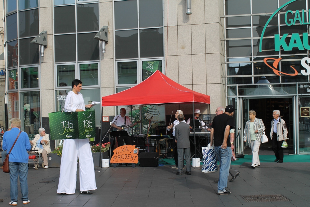 LIVE-PROJEKT vor Galeria Kaufhof auf dem Marktplatz Halle
