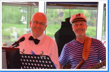 zwei zufriedene Musiker am Fahrtende zwei zufriedene Musiker am Fahrtende