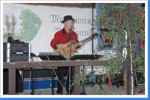 Neuplatendorf - Musikant mit neugierigem Hirsch Neuplatendorf - Musikant mit neugierigem Hirsch