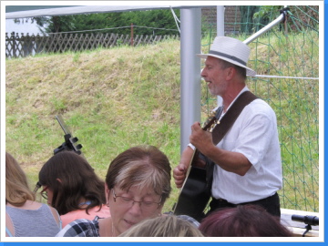 Beim mitsingen gibt es Texte für jedermann Beim mitsingen gibt es Texte für jedermann
