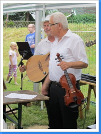 Zwei Musiker, die zusammenstehen Zwei Musiker, die zusammenstehen